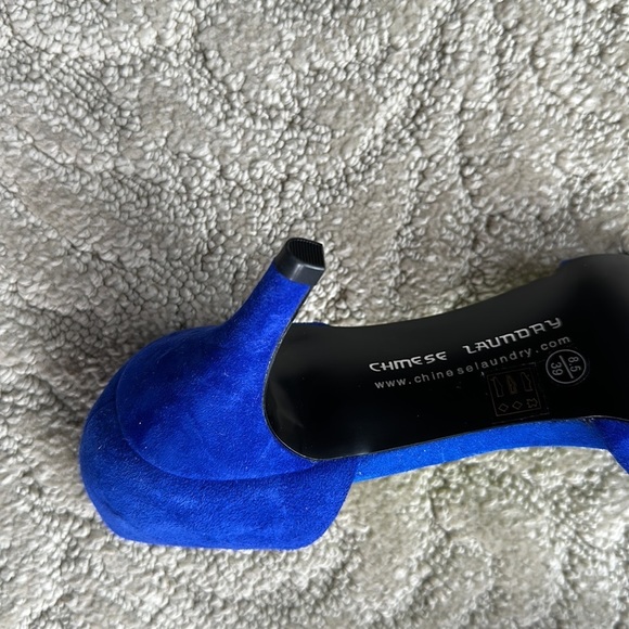 Chinese Laundry Women’s Blue Heels Velvet Size 8.5 - Picture 3 of 3